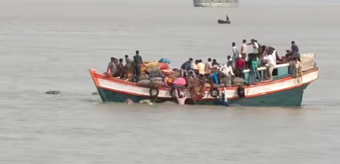 মুড়িগঙ্গায় দুর্ঘটনার কবলে পানবোঝাই ট্রলার, অল্পের জন্য রক্ষা সকল যাত্রী